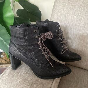 Stuart Weitzman Black Leather Embossed Lace-up Ankle Boots Gigi-  Size 8.5